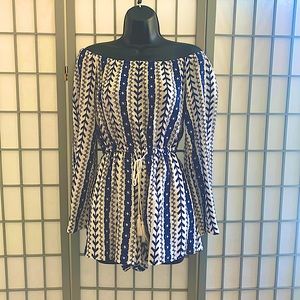 Cupcakes and Cashmere size Sm off the shoulder long sleeves romper Navy & white